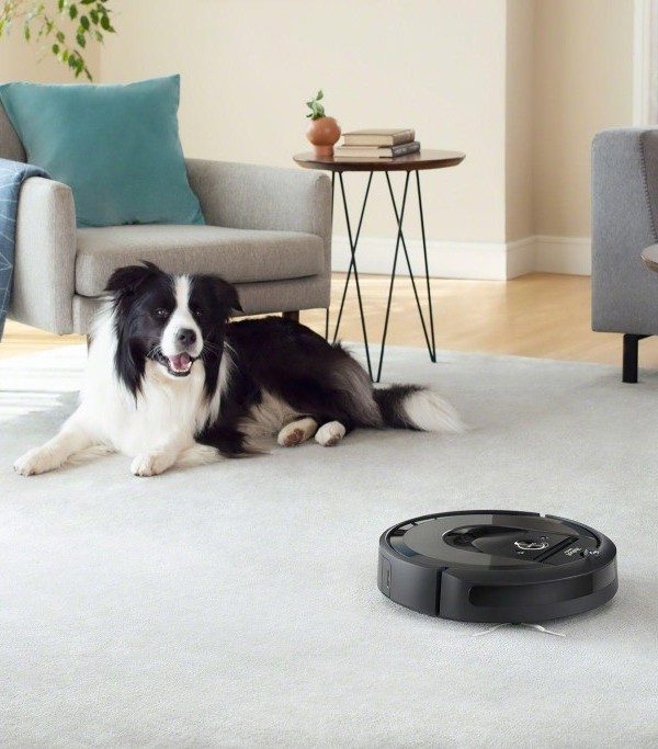 Robot odkurzający iRobot Roomba i7 na dywanie