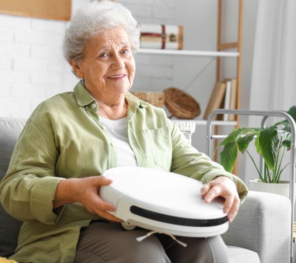 Robot sprzątający jako pomocnik seniorki