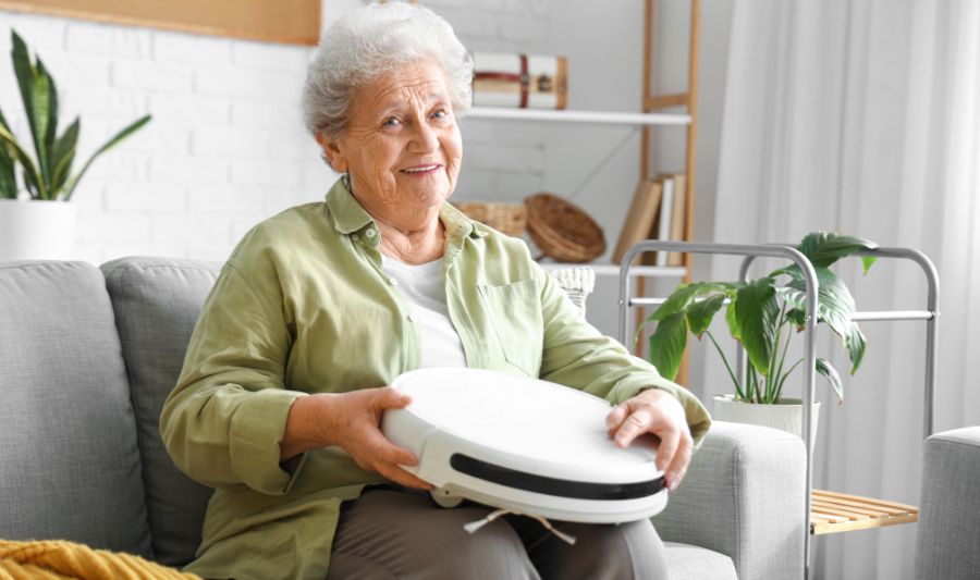 Robot sprzątający jako pomocnik seniorki