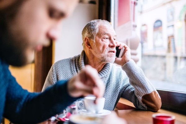 Pracujący silvers 60+ uskutecznia work-life balance w restauracji.