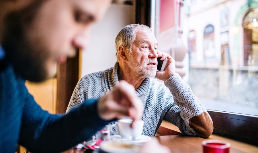 Pracujący silvers 60+ uskutecznia work-life balance w restauracji.