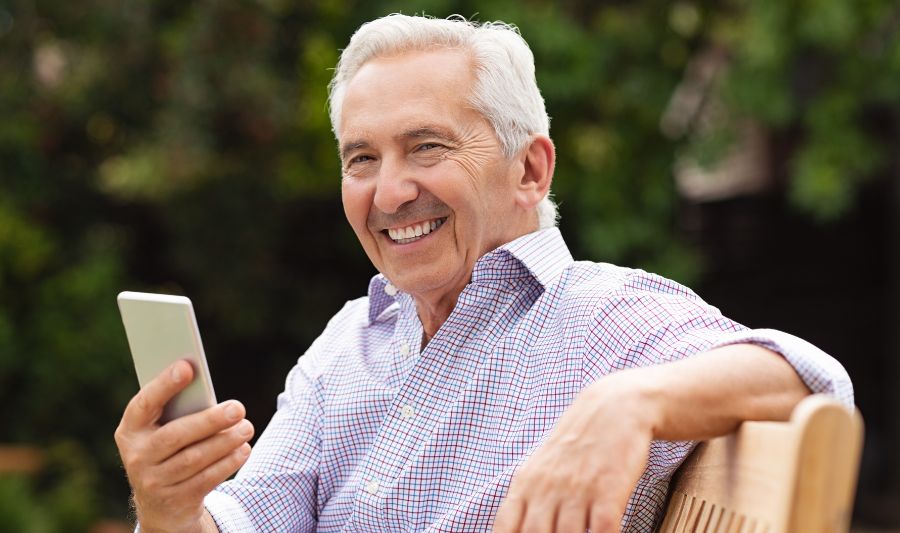 Work-life balance w parku na ławce. Na zdjęciu szczęśliwy silvers.