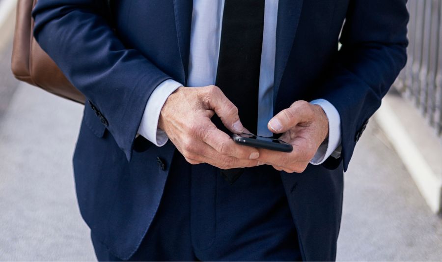 Mężczyzna zauważa na smartfonie w Messengerze wiadomość wysłaną a nie dostarczoną. Co powinien zrobić? 