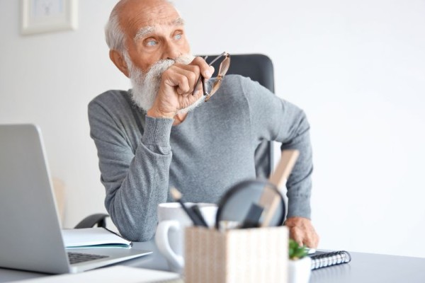 Co łączy i dzieli silversów na rynku pracy? Na zdjęciu silvers w biurze.