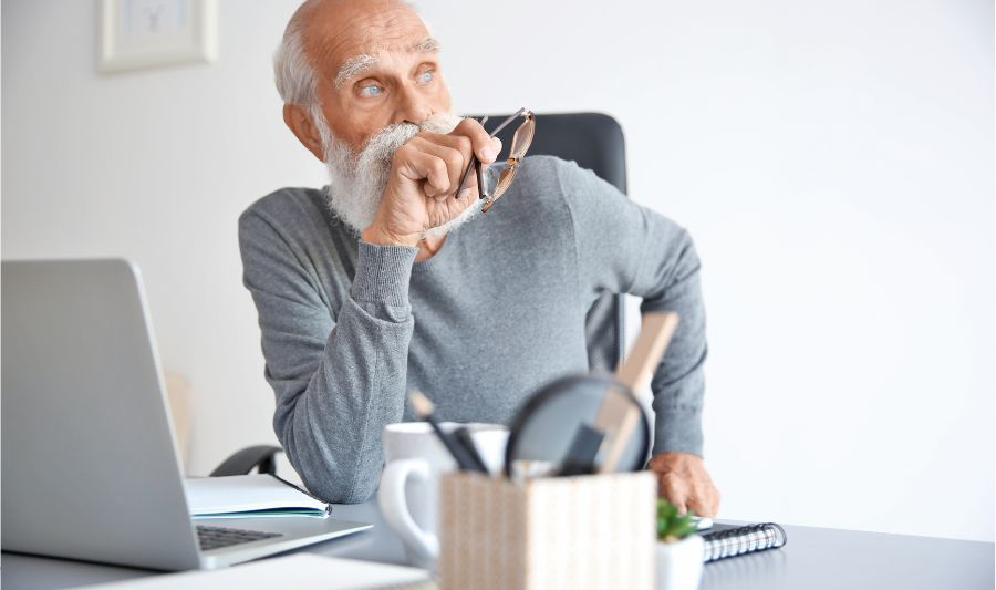Co łączy i dzieli silversów na rynku pracy? Na zdjęciu silvers w biurze.
