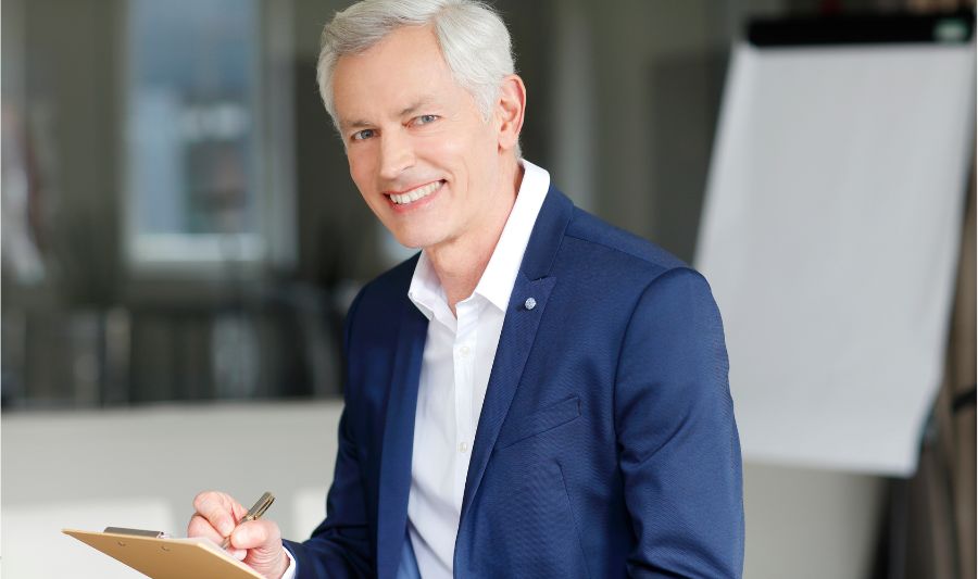 Uśmiechnięty silvers w pracy w biurze.