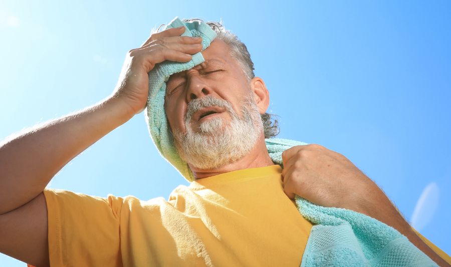 Przegrzanie organizmu seniora u starszego mężczyzny.