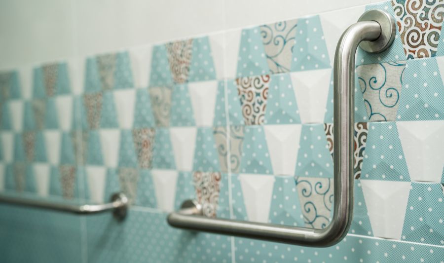 Prosta i kątowa poręcz do wanny dla seniora.