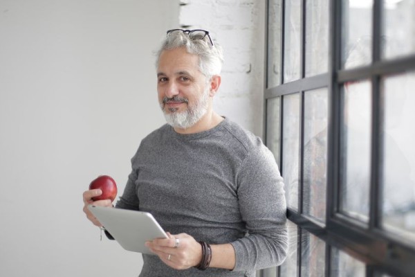 Silversi, jak mężczyzna na zdjęciu, to niedoceniony potencjał an rynku pracy!