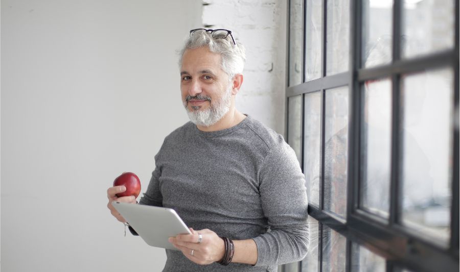 Silversi, jak mężczyzna na zdjęciu, to niedoceniony potencjał an rynku pracy!