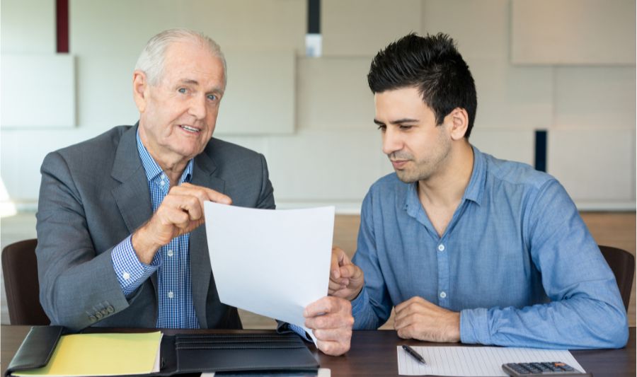 Chłopak z pokolenia Z z silversem w pracy.