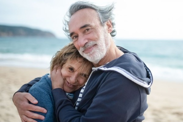 Jak zachowuje się zakochany dojrzały mężczyzna? Na zdjęciu dojrzały mężczyzna z ukochaną.