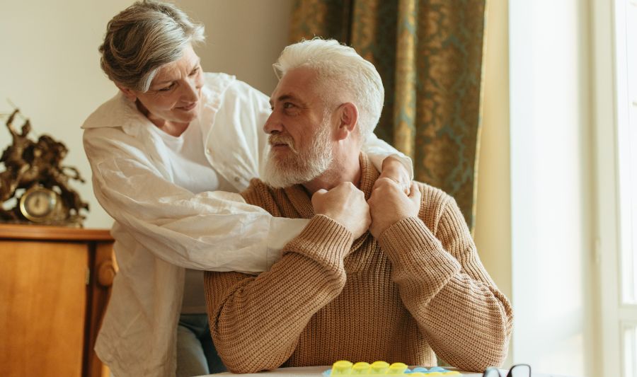 Jak dojrzały mężczyzna okazuje zainteresowanie kobiecie? Na zdjęciu facet po 50-tce rozmawia z ukochaną.
