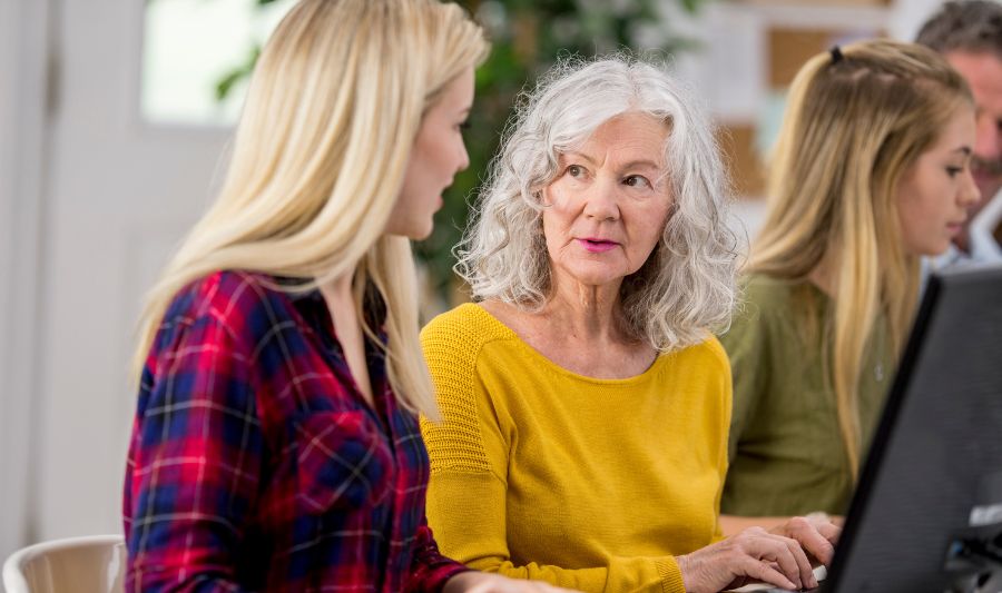 Dziewczyna z pokolenia Z i starsza silverka w pracy.