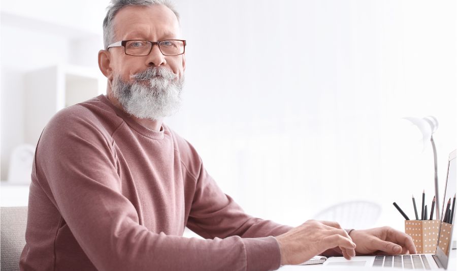 Co łączy i dzieli silversów na rynku pracy? Na zdjęciu silvers w biurze.