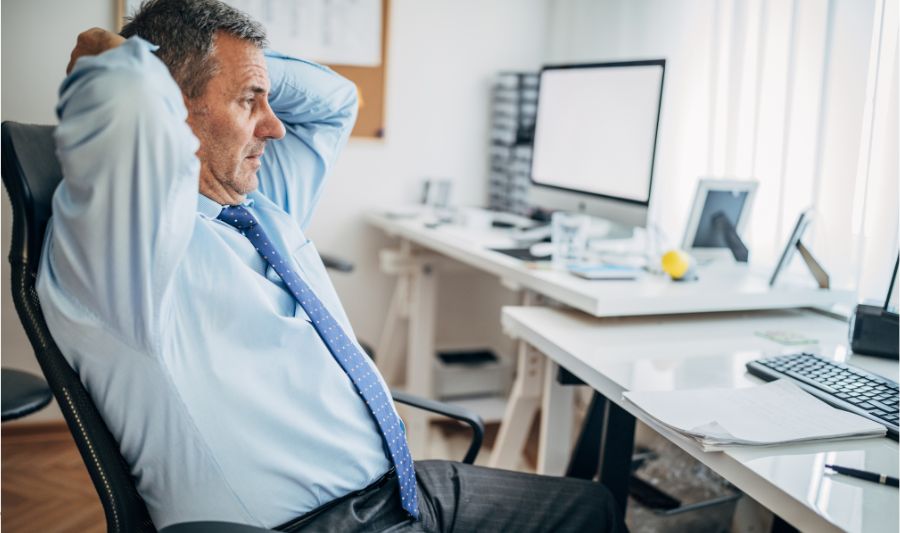 Silvers w biurze czymś się martwi.