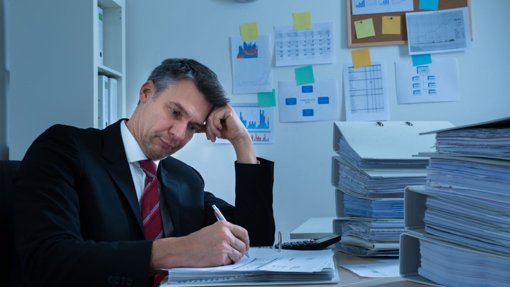 Dojrzały mężczyzna nudzi się w swojej pracy.