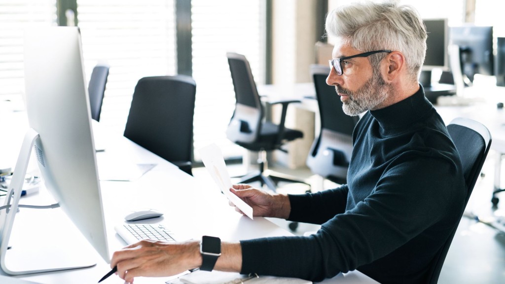 Mężczyzna po 50-tce prowadzący startup.