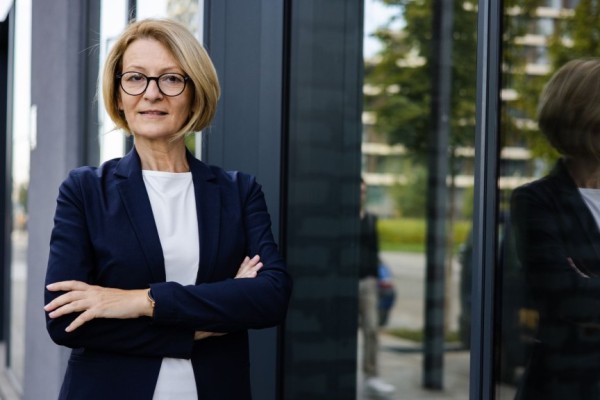 Startup po 50-tce to niegłupi pomysł. Na zdjęciu dojrzała kobieta biznesu.