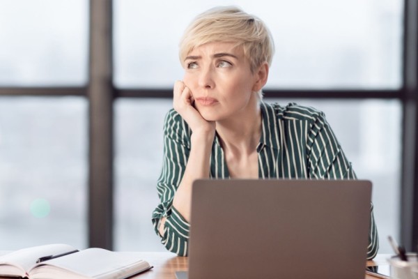 Kobieta odczuwa nudę w pracy.