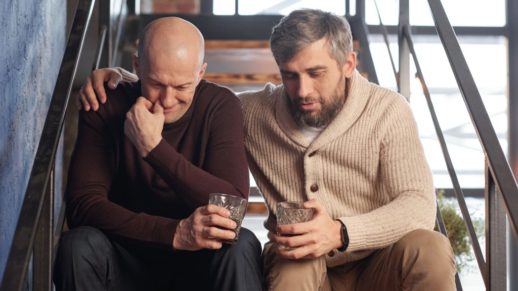 Tło historyczne teorii Laury Carstensen. Na zdjęciu dwaj dojrzali przyjaciele.