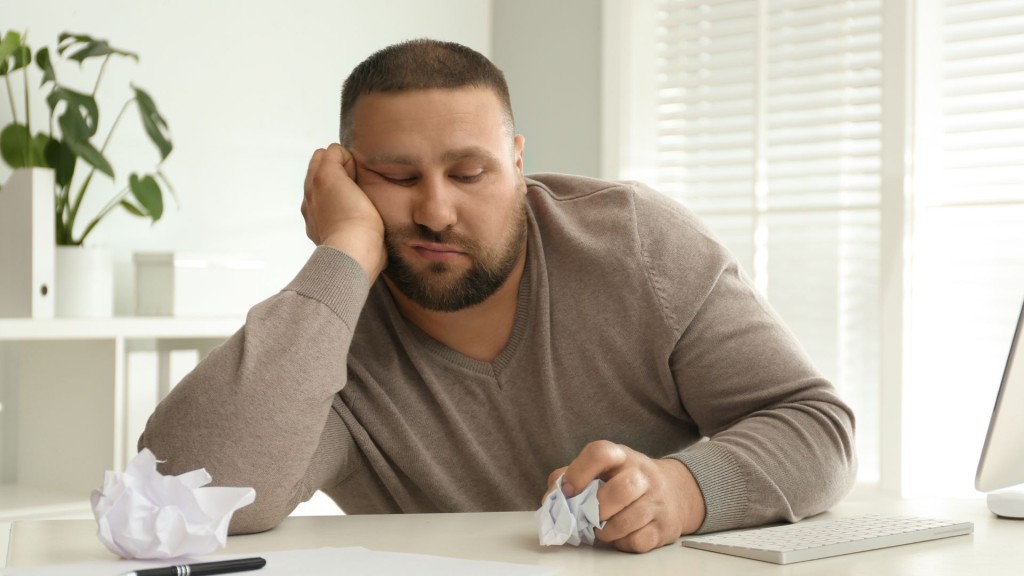 Znudzony mężczyzna w biurze.