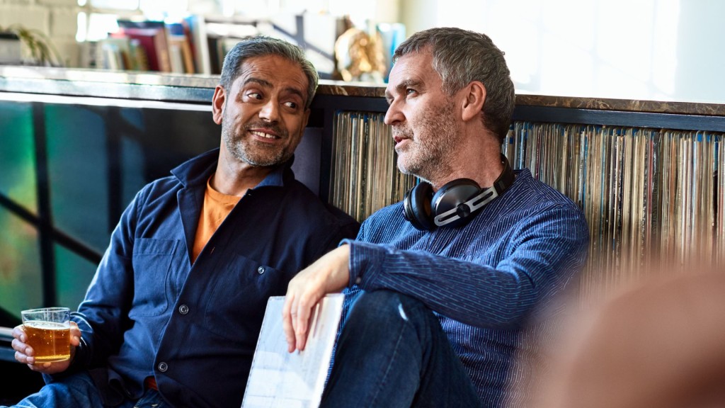 Dojrzali meżczyźni rozmwiaja w knajpie.