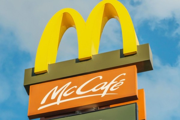 Praca w McDonlad's jest nie tylko dla młodych. Na zdjęciu logo McDonald's.