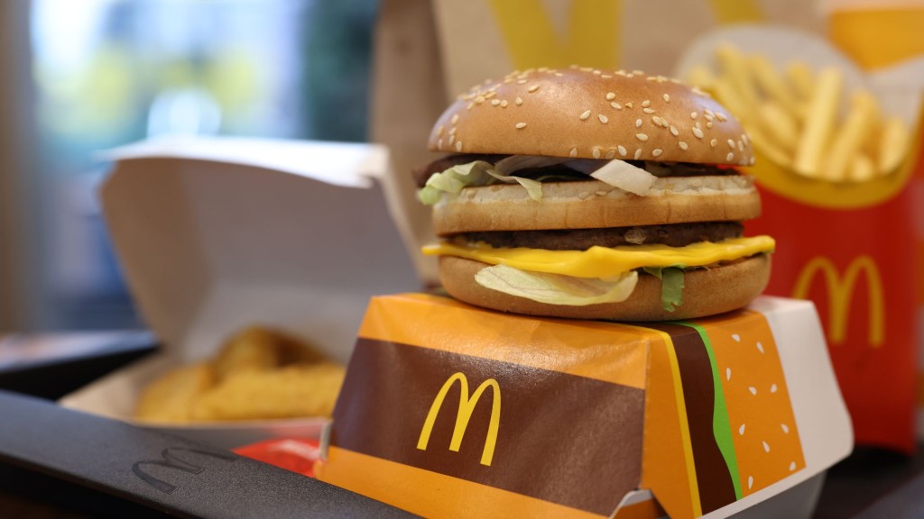 Burger McDonald's i frytki w restauracji.