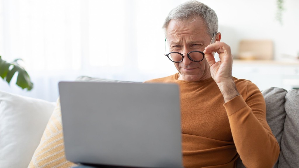 Mężczyzna po 50-tce korzysta z facebook marketplace na laptopie.