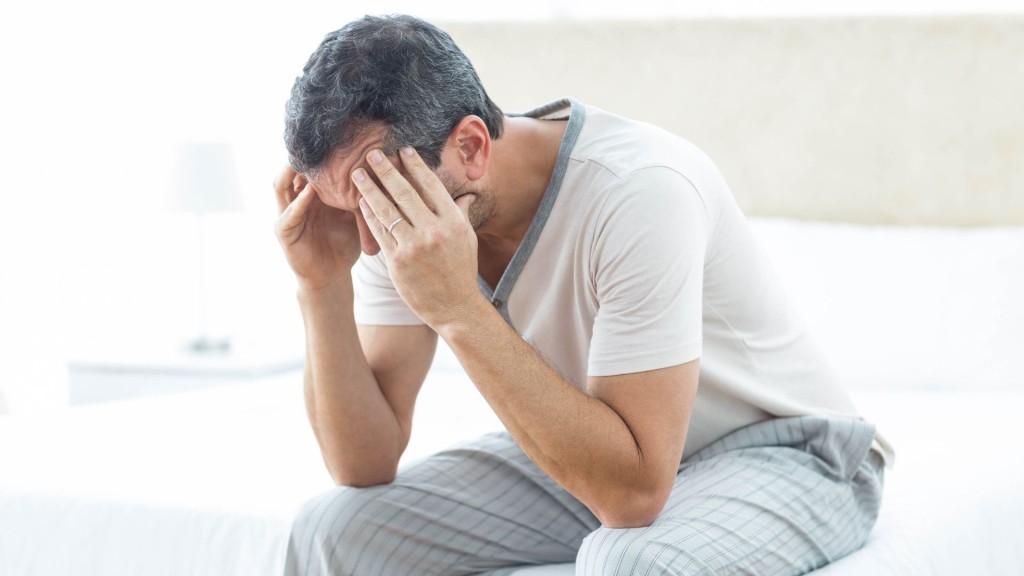 Mężczyzna zaniepokojony na urlopie.