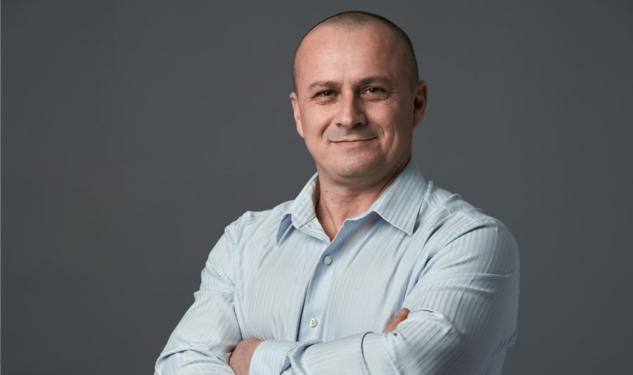 Usmiechnięty mężczyzna po 50-tce. który kocha swoją pracę.