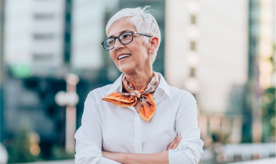 Uśmiechnięta kobieta po 50-tce.