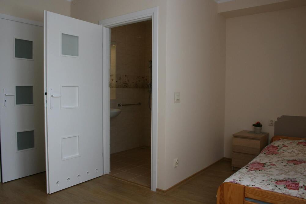 Pokoje w Domu Seniora Jutrzenka w Nowym Dworze Mazowieckim podiadaja dostęp do prywatnych łazienek