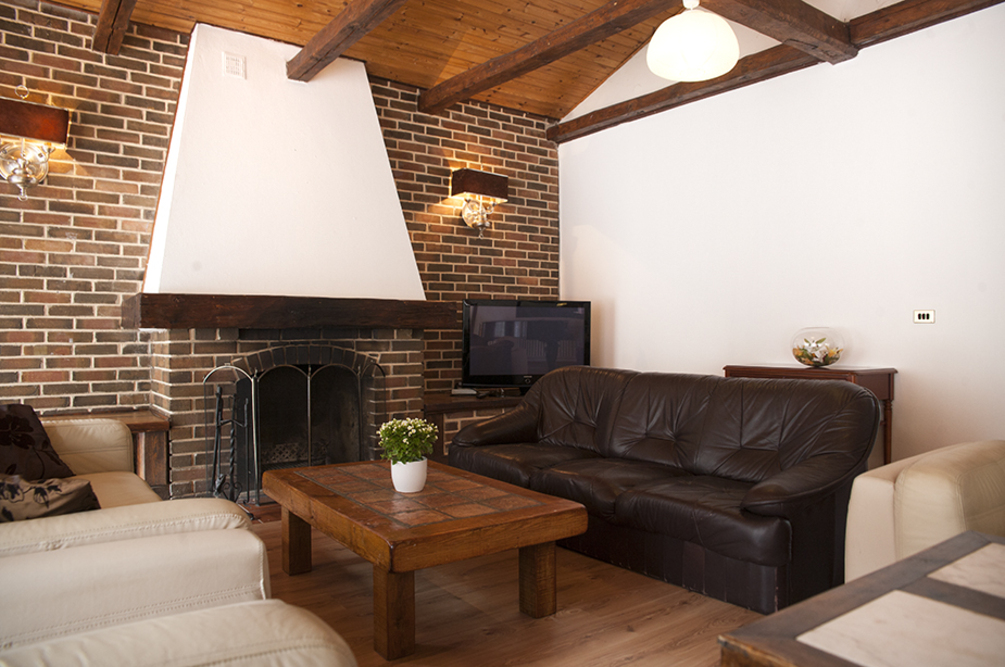 Dom Seniora Jagodowe Zacisze w Jazgazewszczyźnie oddaje do dyspozycji seniorów przytulny salon z kominkiem