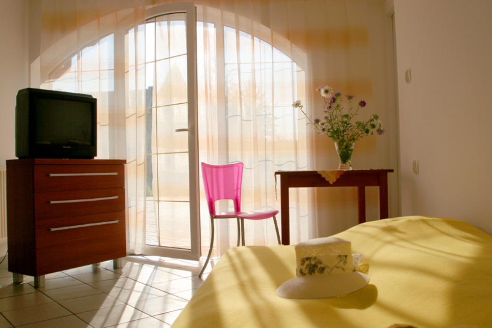 Pokoje w Domu Opieki Pałac w Markach są jasne i przytulne