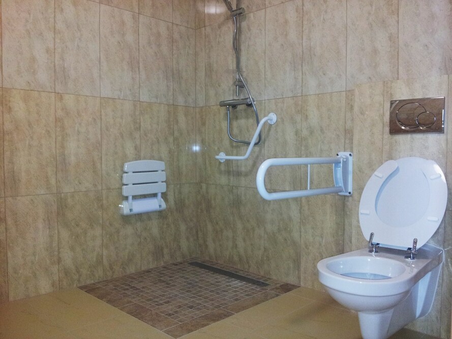 W Domu Opieki Grażyna w Warszawie znajdują się łazienki dostosowane do potrzeb osób o ograniczonej sprawności ruchowej