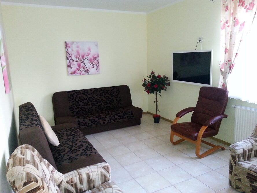 Dom Opieki Anna w Chylicach dysponuje przytulnymi przestrzeniami wspólnymi, takimi jak kącik TV