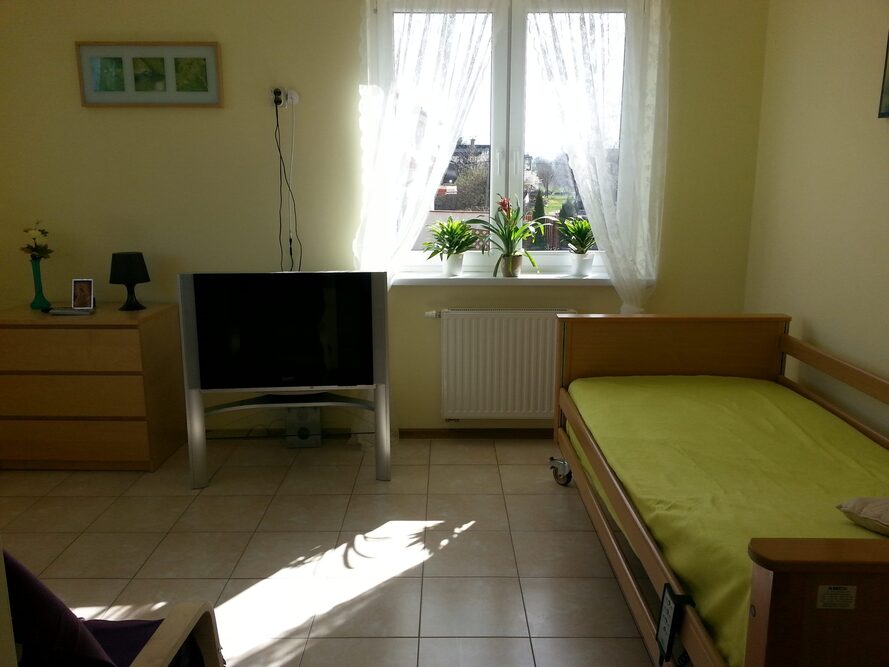 Pokoje w Domu Opieki Anna w Chylicach są wyposażone w podstawowe meble i sprzęty
