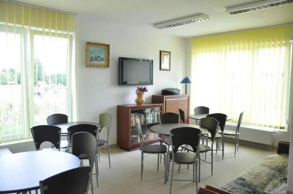 Pokój dzienny w Domu Opieki Patronus w Kalinówce