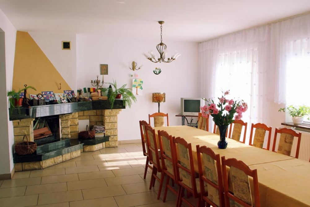 Sala kominkowa w Domu Opieki Pałac w Markach