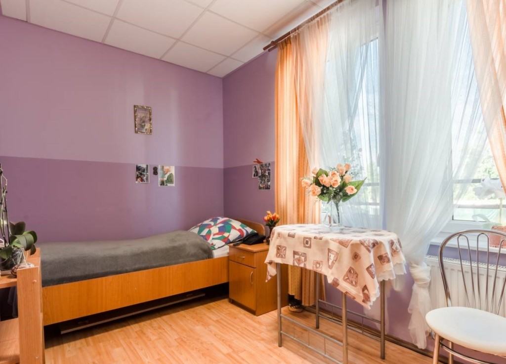 Jeden z pokoi mieszkalnych w Domu Opieki Emeryta Złota Jesień w Łajskach