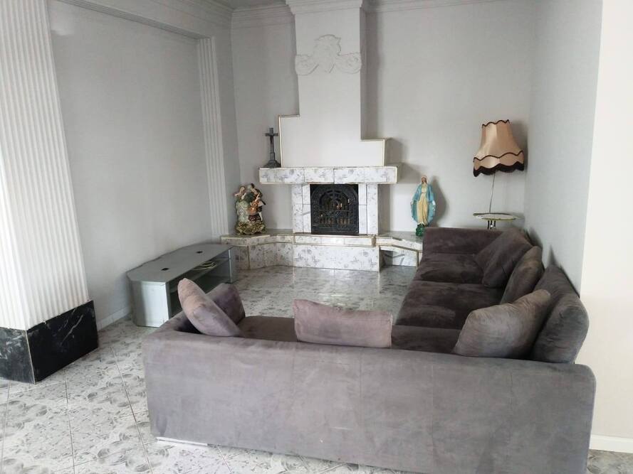 Dom Seniora Ksawerów w Ksawerowie oddaje do dyspozycji seniorów przestrzenia wspólne, takie jak widoczny na zdjęciu kącik kominkowy