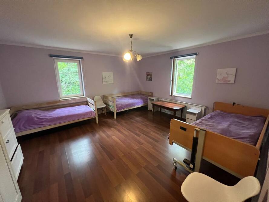 Pokoje w Domu Seniora ,,Dworek Zacisze" w Konstancinie-Jeziornie są wyposażone w podstawowe meble i sprzęty