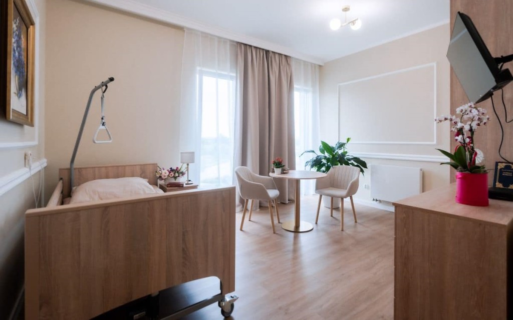 Jesienna Rezydencja Seniora w Radomiu dysponuje komfortowymi pokojami i apartamentami