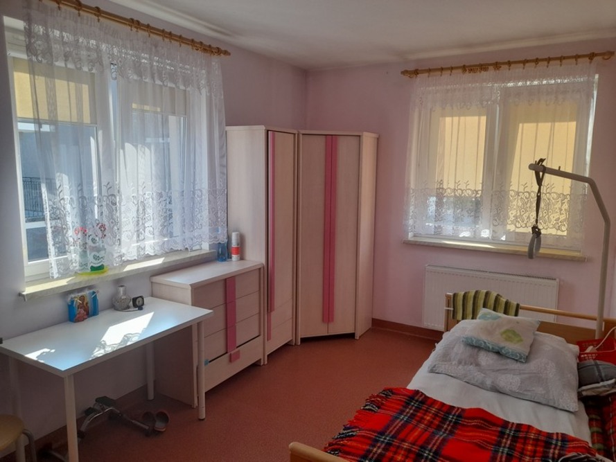 Jeden z pokoi w Domu Seniora Barka w Serocku