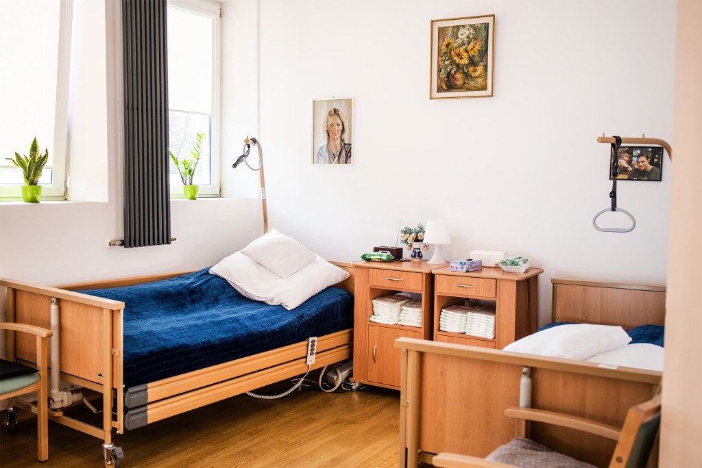 Dom Opieki Ambrozja w Łodzi dysponuje komfortowymi pokojami wyposażonymi w niezbędne udogodnienia