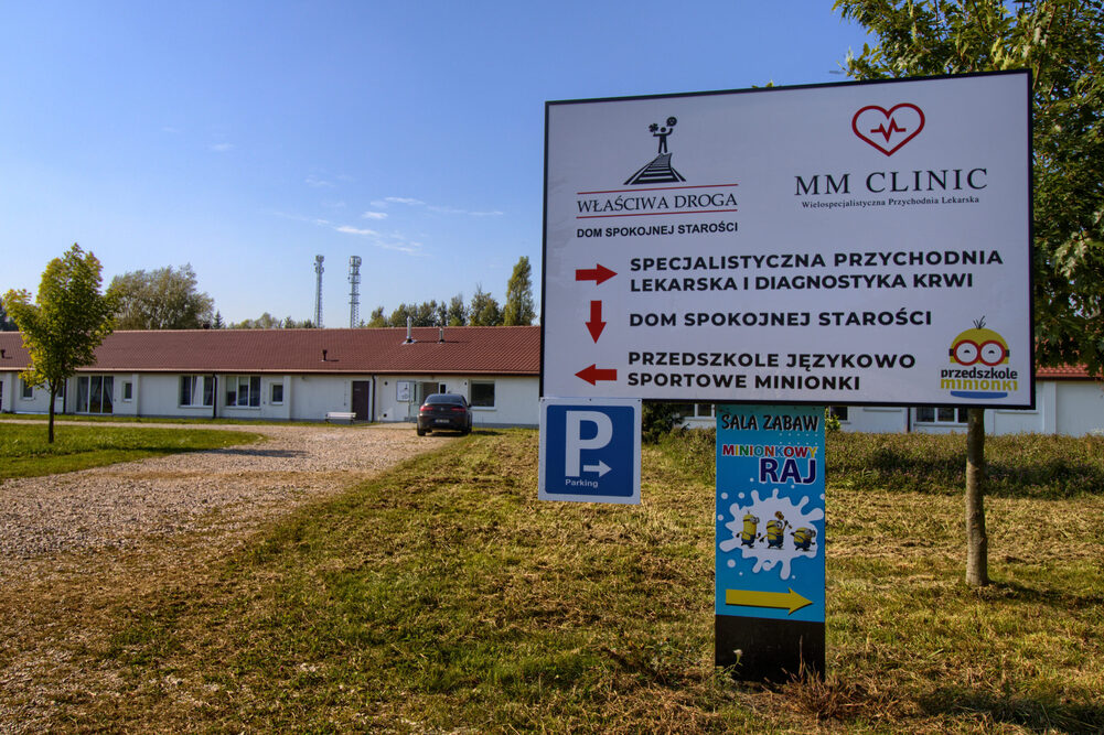 Na terenie Prywatnego Domu Opieki Właściwa Droga w Nadarzynie mieści sie specjalistyczna przychodnia lekarska 