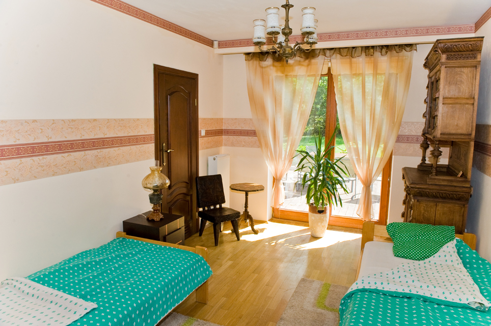 Pokoje w Rodzinnym Domu Opieki Wrzosowy Dom w Rudej mają bezpośrednie wyjście na taras