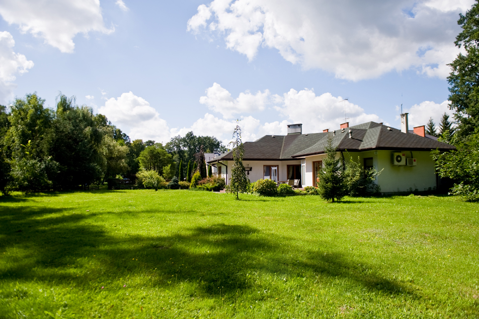 Rodzinny Dom Opieki Wrzosowy Dom w Rudej dysponuje rozległym ogrodem, który jest do dyspozycji mieszkańców